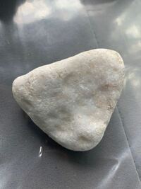 仕事中に真っ白な綺麗な石を見つけたんですがこれはなんの石かわ Yahoo 知恵袋