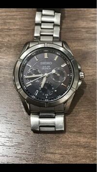 このセイコー の腕時計は何という腕時計になるでしょうか？ 確か10年くらい前に買ったもので、三万円くらいの値段だったかと思います。
オーバーホールに出そうかと思いますが、どれくらい値段かかるでしょうか？新しいものを買うか悩むところです。