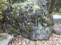 庭石の種類が分かりませんので教えてください 自宅の敷地に大きな庭 Yahoo 知恵袋