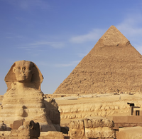クフ王のピラミッドは、実はクフ王の根拠が皆無？ エジプト学会が認めない？ 長年ギザの大ピラミッドは、クフ王のピラミッドとしても有名でした。
ですが実は、現在の研究ではクフ王のピラミッドと呼ぶべき根拠が皆無という結論になっていると聞きました。

クフ王のピラミッドと呼ばれていたピラミッド内部に描かれていた赤いクフ王を示す文字は、科学調査により約150年前に後からつけられたものだと証明されたのだ...