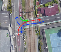 丁字路の踏み切りの優先進行の順番が知りたいです（当方運転初心者です）
青い矢印が最優先な感じはしますが
赤と緑は、このような場合は緑の左折優先でしょうか？ ただ、それだと赤側はいつまで経っても踏み切りを渡れそうに無い交通量です
それぞれ後続車が続く場合、赤と緑は順番で譲り合ってわたるんでしょうか？
ご教授お願いできればと思います