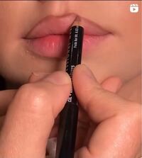 インスタで見かけた海外のメイク動画で 唇に使っているペン の名前分かる Yahoo 知恵袋