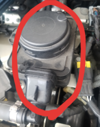 車のエンジンルームの中のオイル 漏れについて 画像のとこ Yahoo 知恵袋