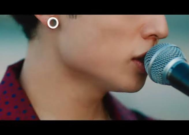 Saucydogボーカル石原慎也さんが、MV『君がいない』でつけてる 
