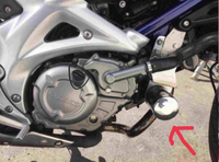 バイク部品についてご教授ください。

添付写真はエンジン周りの写真です。（写真右側がフロント）
矢印部分の銀の部品について、これは何でしょうか？ 一見、Dカットもついていてオイルエレメントに見えるのですが、どのバイクもオイルエレメントはエンジンに直付きしているイメージです。

車種はスズキのグラディウス400です。

何の部品かわからないため、取り外せないでいます。
ご回答よろしくお願いいた...