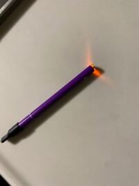 今日初めて買った電子タバコなのですが、この点滅がしてから吸えなくなりました。どうしてか分かりますか？ 詳しい方教えて下さい。
コンビニで1000円程で買い、充電器もなかったです。