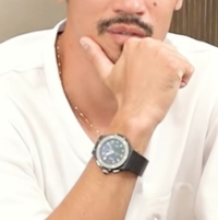 この写真の阿部勇樹が着けている腕時計は何というメーカーの腕時計ですか？ 