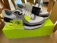 蛍光色のスニーカー 蛍光色はヤリラフィーとかの靴とかダサ Yahoo 知恵袋