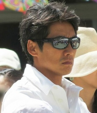 俳優の反町隆史さんが着用されているこちらの写真のサングラス 