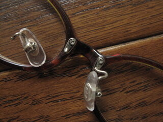 子供の眼鏡の鼻あて部分が折れてしまいました これは修理 Yahoo 知恵袋