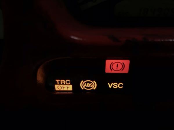 先日 走っていたら急にピーと言う警告音と共に4つのチェックラ Yahoo 知恵袋