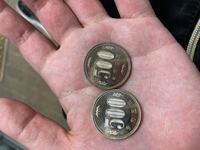 令和3年の500円玉です。この左側はレアですか？なんの違いでしょうか。
 
 わかりにくいかもしれませんが、左側はもうひとつ内側に輪っかの模様があり、中心のほうはややシルバーです。 