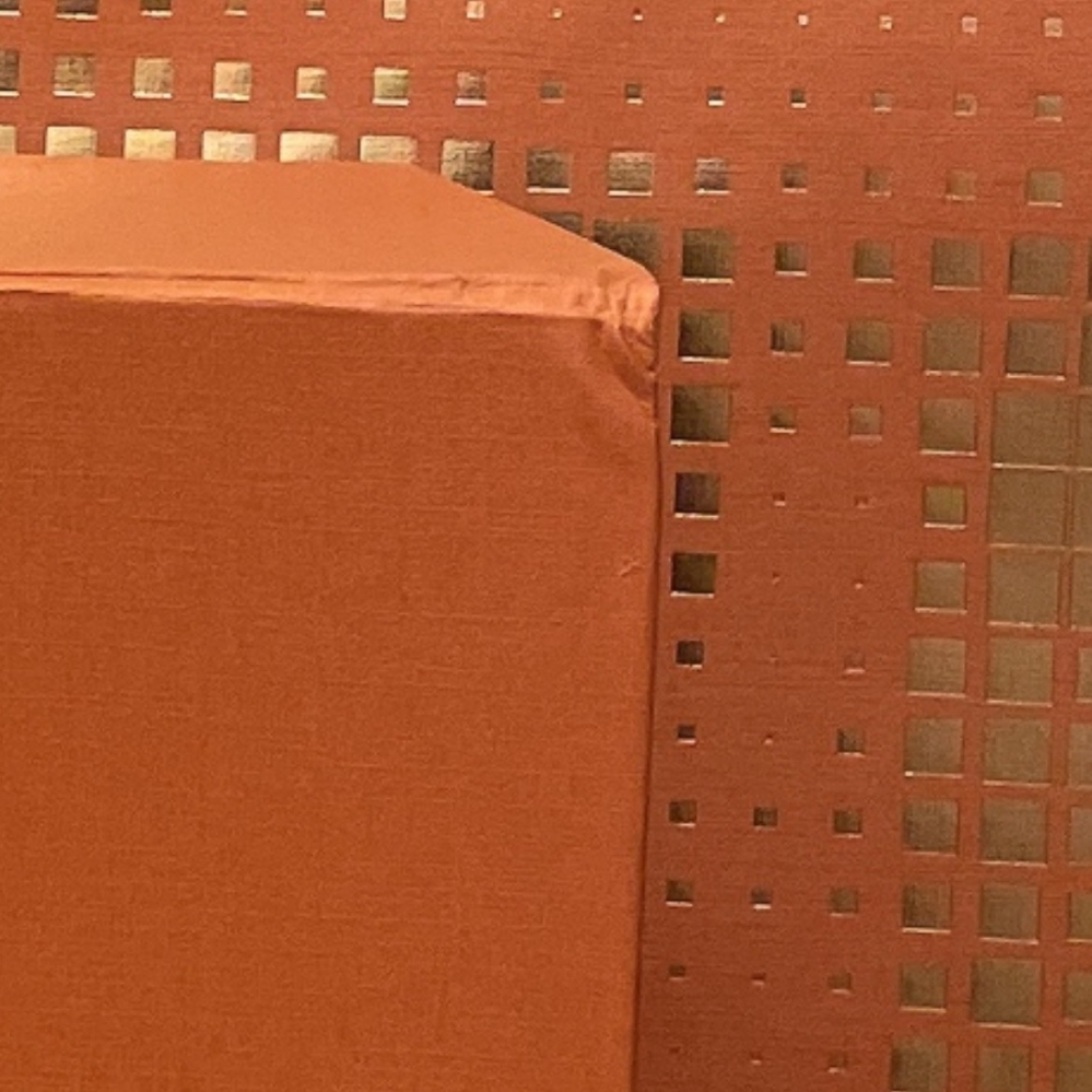 昨日ルイヴィトンにてバッグを購入しました。箱の角がやや潰れているの