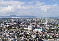 熊本県八代市はなぜ大きく発展しなかったのでしょうか。地理的・歴史的にみても30万都市になってても、おかしくないのですが。 