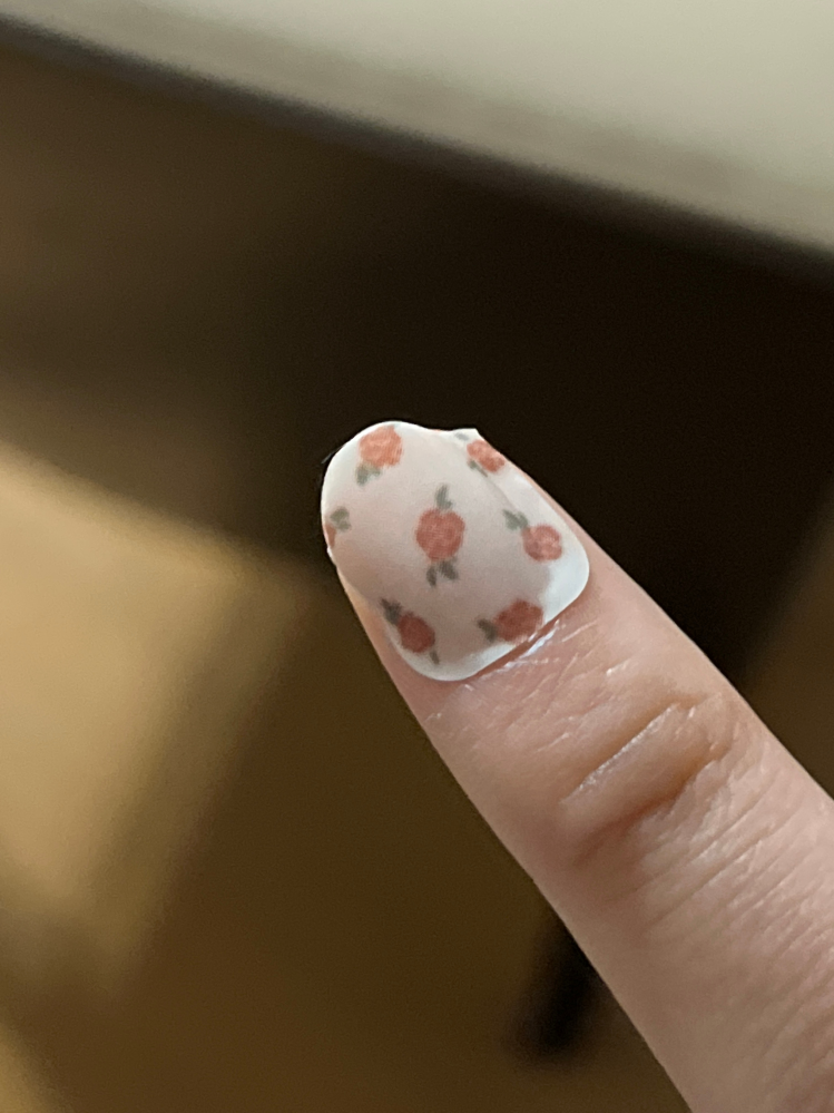 ネイルシールを貼ってこのように爪からはみ出てしまった場合どうしたらいい Yahoo 知恵袋