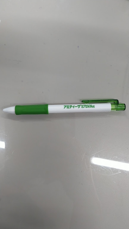 このボールペンを探しています。 職場にあったボールペンなのですが、これがとても書きやすくて今まで使ってきたボールペンの中で一番自分に合っていました。 お薬と一緒におまけとしてついてきているボールペンなのですが、作られたメーカーや商品名などがどこにも書いておらず、インクも少なくなってきて困っています。 市販で売っていないのでしょうか(´;ω;｀) どなたかわかる方、おられませんか？？