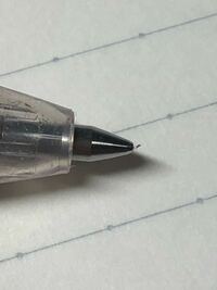 SARASAのボールペンのペン先から針金のようなものが突き出してきました。3年ほど前に買ったもので今まで問題なく使えていました。 今日3時間連続で文字を書いていたら急に紙が敗れ、おかしいと思って確認したところ、画像のようになっていました。ボールが引っ込んでいるのかなくなっているのかわかりませんが見えません。この針金は抜けません。

どうしてこうなったのでしょうか？不良品でしょうか？
