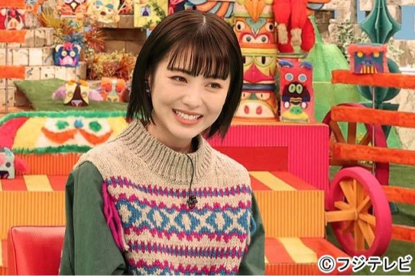 この浜辺美波さんが着ているセーターどこのブランドの物か分かりますか？よろしくお願いします