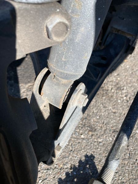 このブッシュは車検に通らないですか ちぎれてても脱落しない類なの Yahoo 知恵袋