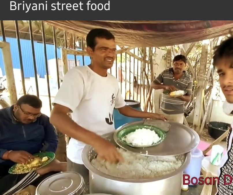 ビリヤニやカレーのご飯の量。 インドなどのストリートフードの動画でビリヤニのを見ると、ご飯をすごく多く盛ってるお店がおおいです。 これで一人分ですか？ 食べ切れてしまうもんなのですか？