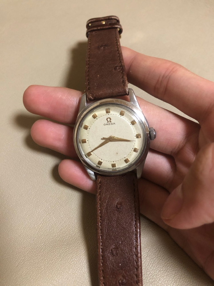 オメガの古い腕時計に関する質問です。 先日、母からこちらの腕時計を譲り受けたのですが、詳しい型番や日差、防水か非防水などのスペックが知りたいです。 当然カタログスペック通りのパフォーマンスを発揮...