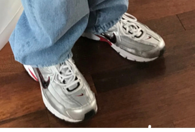 画像見ずらくて申し訳ないです Nikeのこの靴を探しています Yahoo 知恵袋