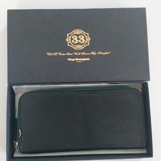 ディズニーランドにある、Club33について質問です。 Club33に売っている、写真のお財布は定価おいくらで売っているかわかる方いらっしゃいますか？ よろしくお願いします。