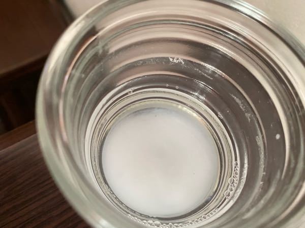 食塩水を陽極と陰極を入れて電気分解してみたんですけど白い沈殿みたいなものが起きたんですけどこの液体はなんなんでしょうか？