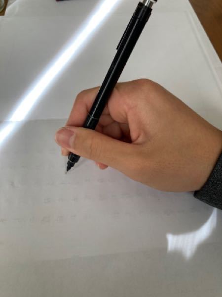 ペンの持ち方について 中学3年です。ふと、ペンの持ち方が気になったのですが、写真のような持ち方は正しく持てているのでしょうか？？