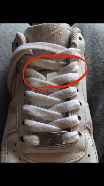 僕のエアフォース1の靴紐が周りと等間隔じゃないのですが普通ですか？それとも1つ紐を通すところがズレていますか？一つ下に下げても等間隔にはなりませんでした。