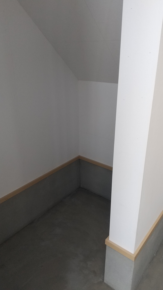 階段下外部収納の断熱について 新築にて階段下に外部ドア(熱還流率4.65)から出入りできる外部収納を設置しました。こちらが１Fトイレに隣接しており、トイレが寒いのと階段の床が冷たく工務店に断熱の...
