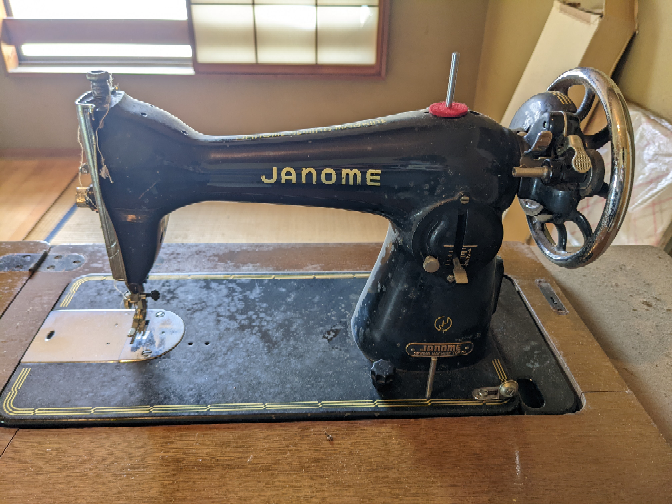 JANOMEミシンの型番について 空家の掃除をしていたらJANOMEの古いミシンが出てきました。 年代型番等が分かる方がいましたら教えて下さい。