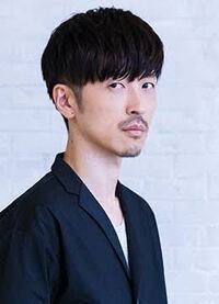 声優の櫻井孝宏さんのこの写真のような髪型にしたいのですが この髪型は Yahoo 知恵袋