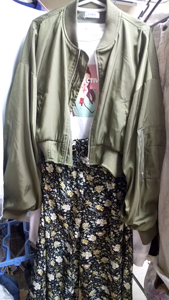 この服装ダサいですか ハンガーにかけているので多少服にたるみ があ Yahoo 知恵袋