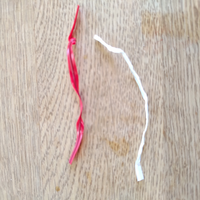 この袋を縛るのに使う針金の入ったビニールの名前と英語の名前を Yahoo 知恵袋