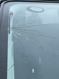 フロントガラスに何かぶつかり カラスから何かが落ちるのが見え Yahoo 知恵袋