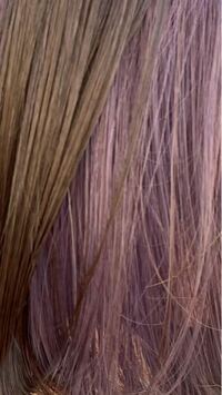 カラーが1週間で色落ちするのは普通ですか？ 8日前にインナーを1回ブリーチで白っぽい金まで抜いてもらい、写真のような紫にしてもらいました。
1週間経った今、元のブリーチより毛先が茶色っぽい金髪になっています。
これは普通ですか？
紫シャンプーも使っています。