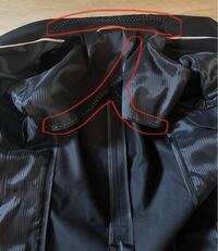 スーツを買いました 背中の下の切れ目のヒラッとするところに仮縫いみたいな Yahoo 知恵袋