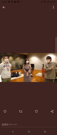 この写真のようなポーズ 手を胸の前で組むポーズをしている女子っ Yahoo 知恵袋