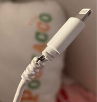 激安本物 充電器の根本が壊れかけています。 - これは買い換えたほうが スマホアクセサリー