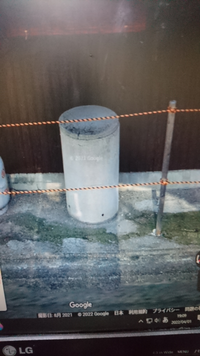 家の前にある謎の筒。いったい何のためにあるのか見当がつきませ  