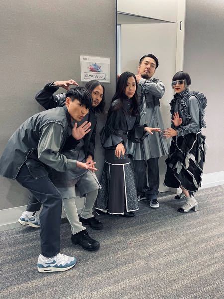 写真の山口一郎さん 1番左 が履かれているnikeのスニーカ Yahoo 知恵袋