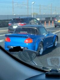 ちょっとわかりずらいかもしれせんが 写真の青い車の車種わ Yahoo 知恵袋