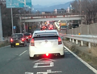 前を走る車が 霧も出ていないのにバックフォグを点けていて滅茶苦茶眩しい Yahoo 知恵袋