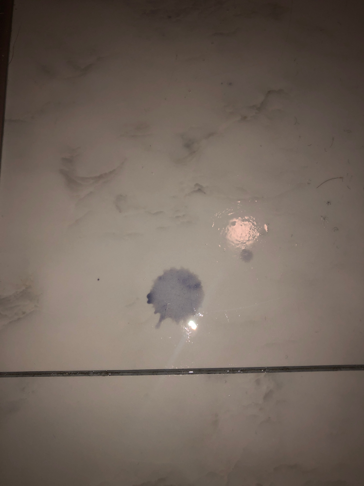 至急助けて下さい！！！ヘアカラー剤が床に落ちてしまって全然取れませ