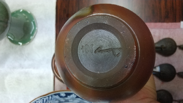 備前焼の花瓶ですが、作者がわかりません。底にサインらしき刻みが