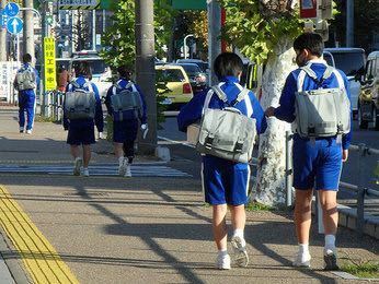 なんで中学生って制服着ずにいつもジャージ(体操服)なんですか... - Yahoo!知恵袋