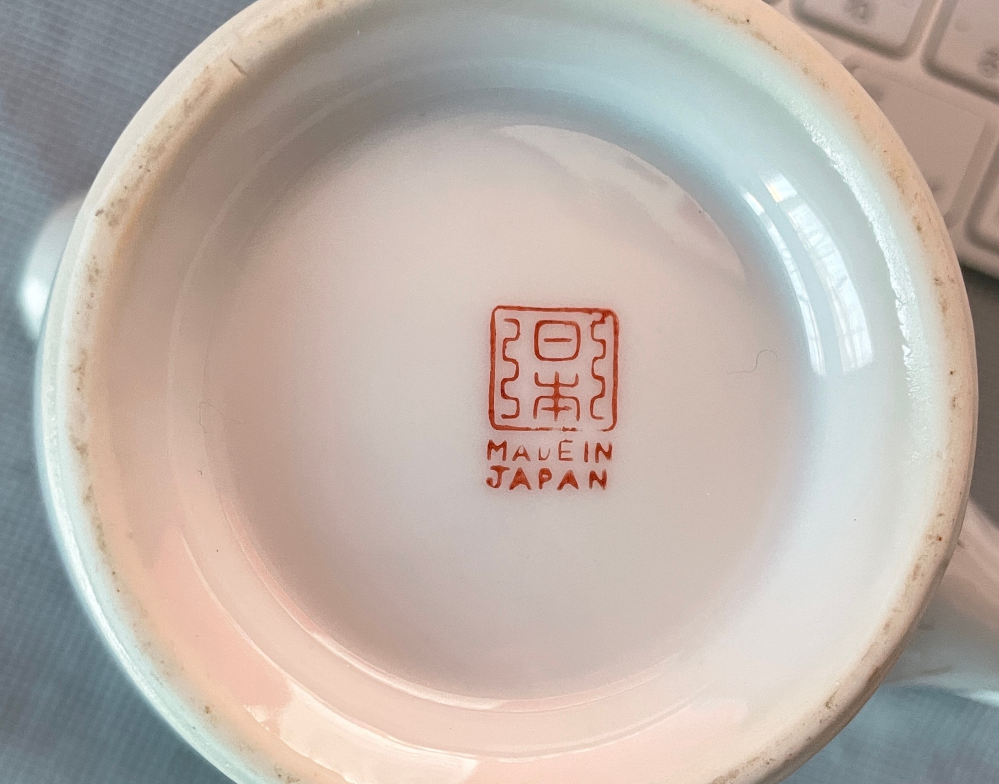 祖母の古い陶磁器ですが、後ろの銘款（この表記でいいのかわかりませんが） の所に「日本」の文字と、その下に「mede in japan」と記されています。 洋食器ですが、絵柄は、いかにも東洋風なオ...