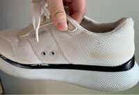 至急教えてください スニーカーの黄ばみについて 先日 Yahoo 知恵袋