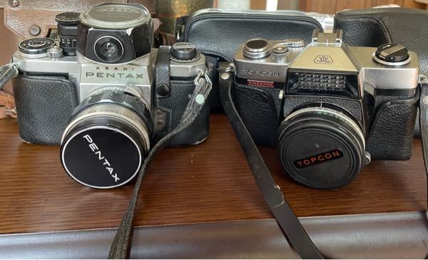 無知で本当に申し訳ないのですが、 こちらの2台(左PENATAX 右TOPCON)は、家電量販店でフィルムを購入すれば使用できますでしょうか？ 又、カメラの実物を持っていってフィルム教えてくださ...